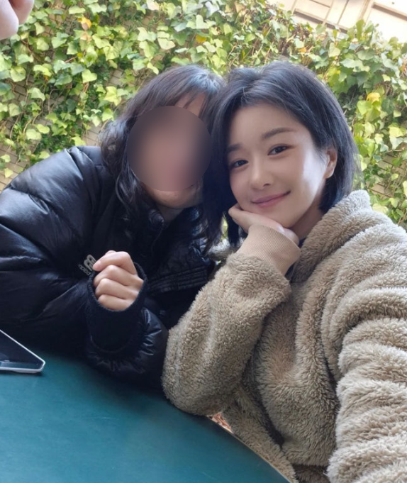  귀여운 양털 뽀글이 후리스 자켓 코디한 서예지, 단발 완벽 미모 공개