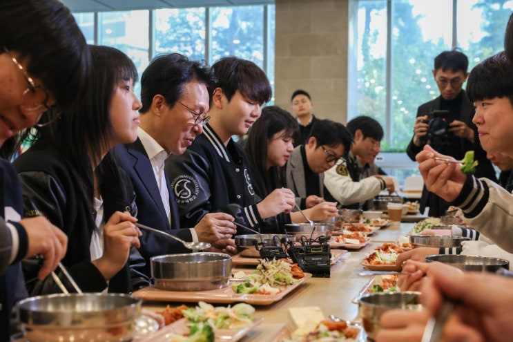 <b>김민석</b> 국무<b>총리</b>, 우리 대학... 현장 방문…학생들과 <b>소통</b>