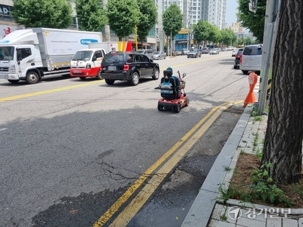 민간보험 밖 ‘전동보조기기’… 교통약자 이동권 ‘발목’ [커지는 보험 사각지대①]