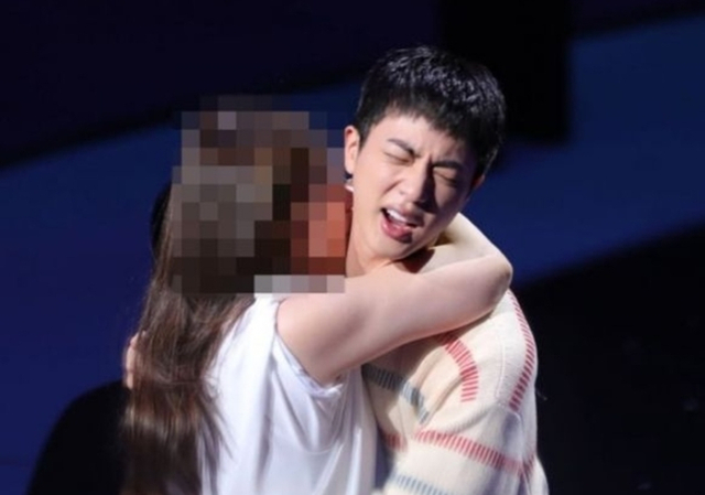 <b>BTS 진 기습 뽀뽀</b> 50대 일본 팬, 강제추행 혐의로 결국 재판에
