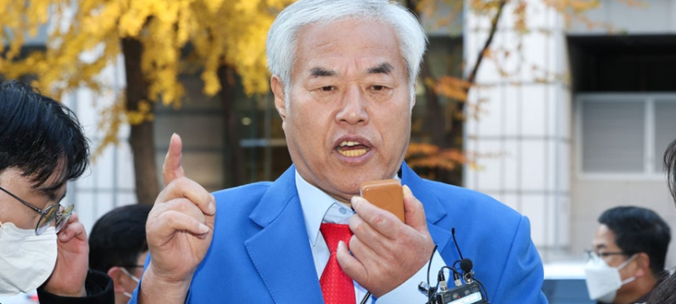 <b>전광훈</b>, 법원 폭동 배후 의혹 속 <b>경찰 출석</b>