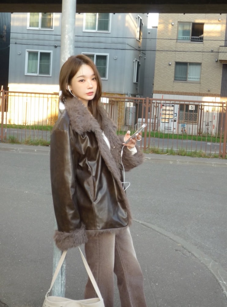  강민경 일본여행에서 퍼 가죽자켓으로 웨스턴무드 겨울 아우터 패션