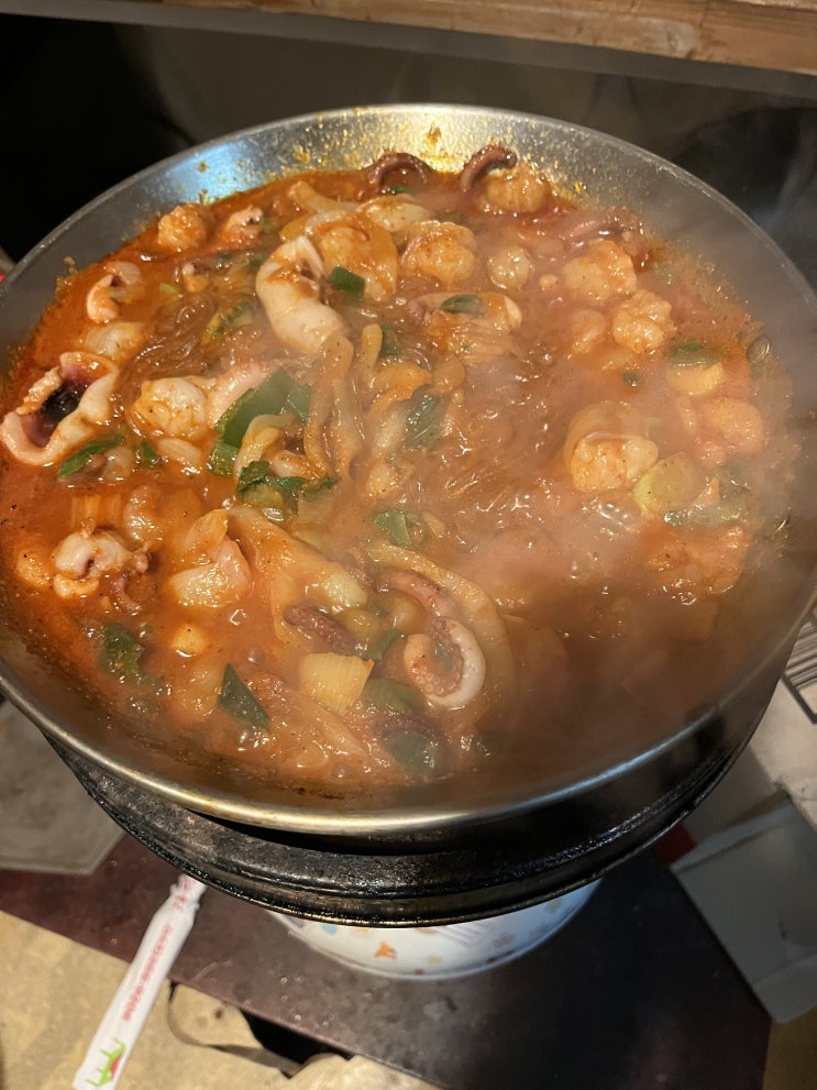  감기 올라치면 먹어도 죄책감은 안 든다. 감기 바이러스도 당황할 정도 먹어주기. / 낙곱새, 나폴리탄, 만두라면, 크리스피 크림 도넛 6개