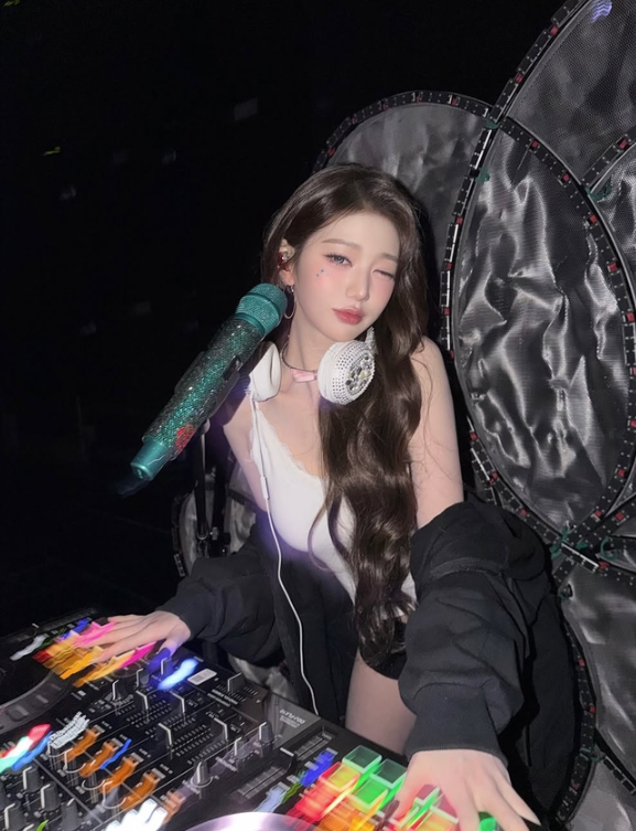   장원영, 섹시한 DJ로 등장했다?! 무대 뒤 비주얼에 팬들 난리 난 이유