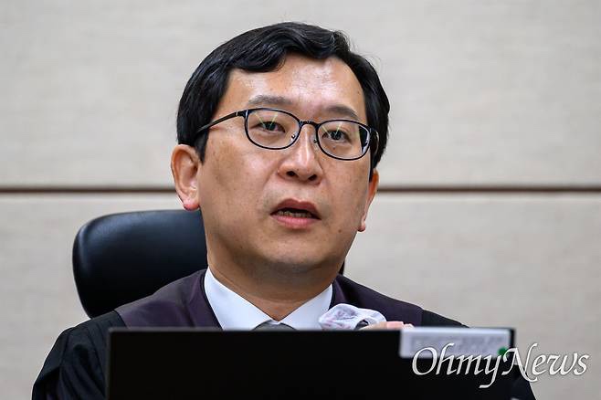 법정에서 고함 지르고 <b>감치</b>까지…내란 재판이 드러낸 ‘사법... 