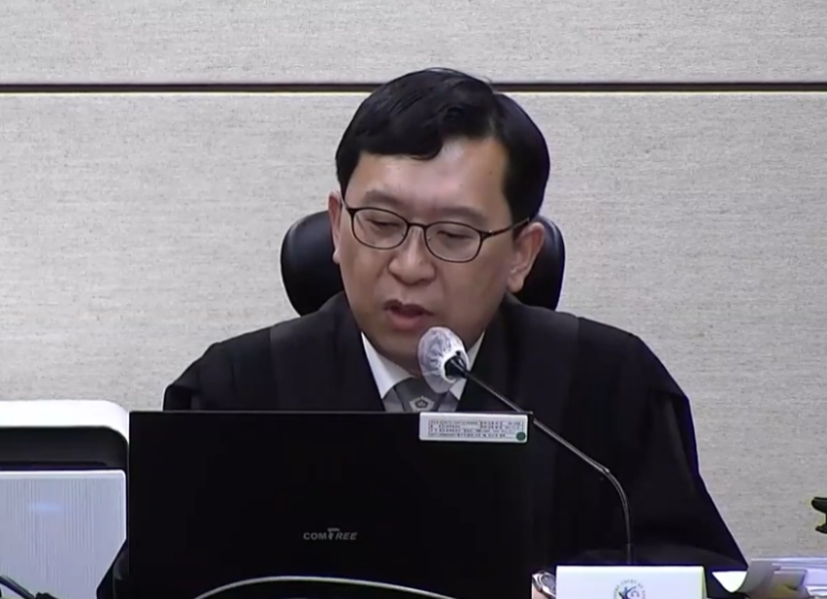 <b>김용현</b>측 <b>변호인 감치</b> 15일 선고, 법정 소란과 재판부의 강력... 
