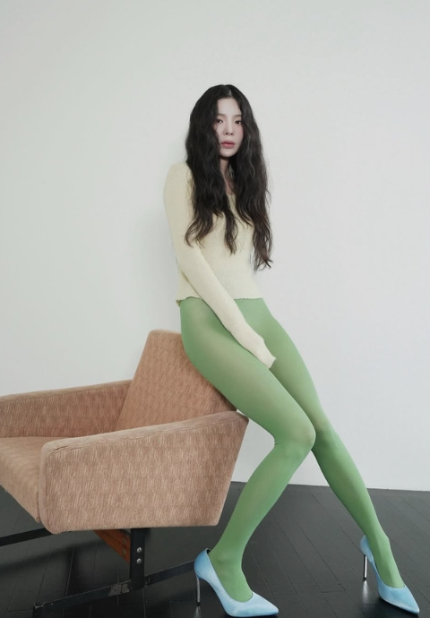   ‘7kg 감량’ 장재인, 스타킹만 입은 듯한 파격 패션… 분위기 미쳤다?!