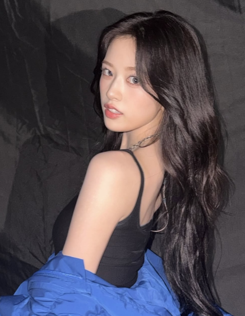   안유진, 직각 어깨에 분위기 미쳤다… 아이브 서울콘 비하인드 공개!