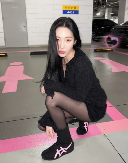   선미, 올 블랙 출근룩이 이렇게 파격적일 줄이야… 블랙 스타킹+숏팬츠에 각선미 폭발!