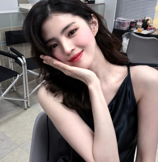   한소희, 허리 타투 드러낸 시스루 드레스… 청순·섹시 둘 다 가능한 이유?