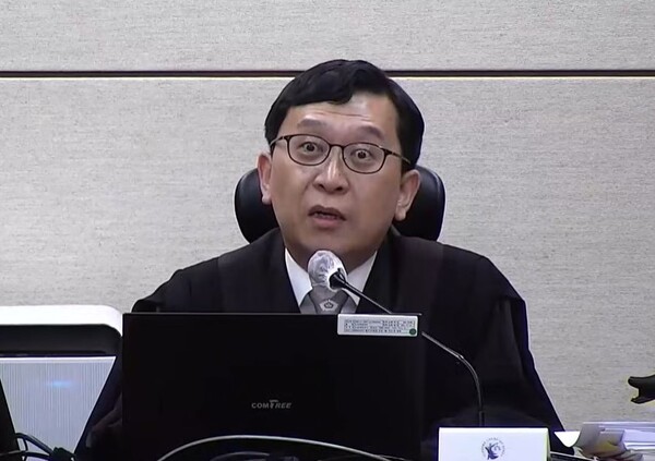만만했던 <b>김용현 변호인</b>들... 권우현·<b>감치</b>·구금·김건희... 