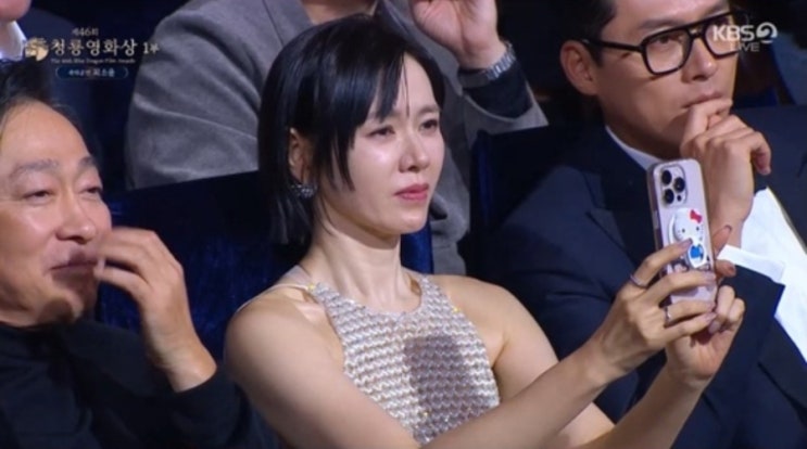   현빈·손예진, 드디어 잡힌 객석 투샷! ‘홀대 논란’ 해프닝 후 따뜻한 한 장면 공개됐다