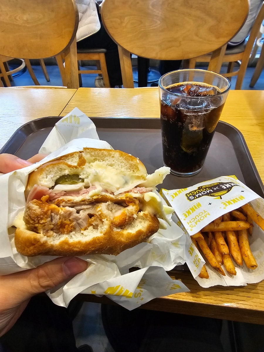 맘스터치 영통2호점 사진 5