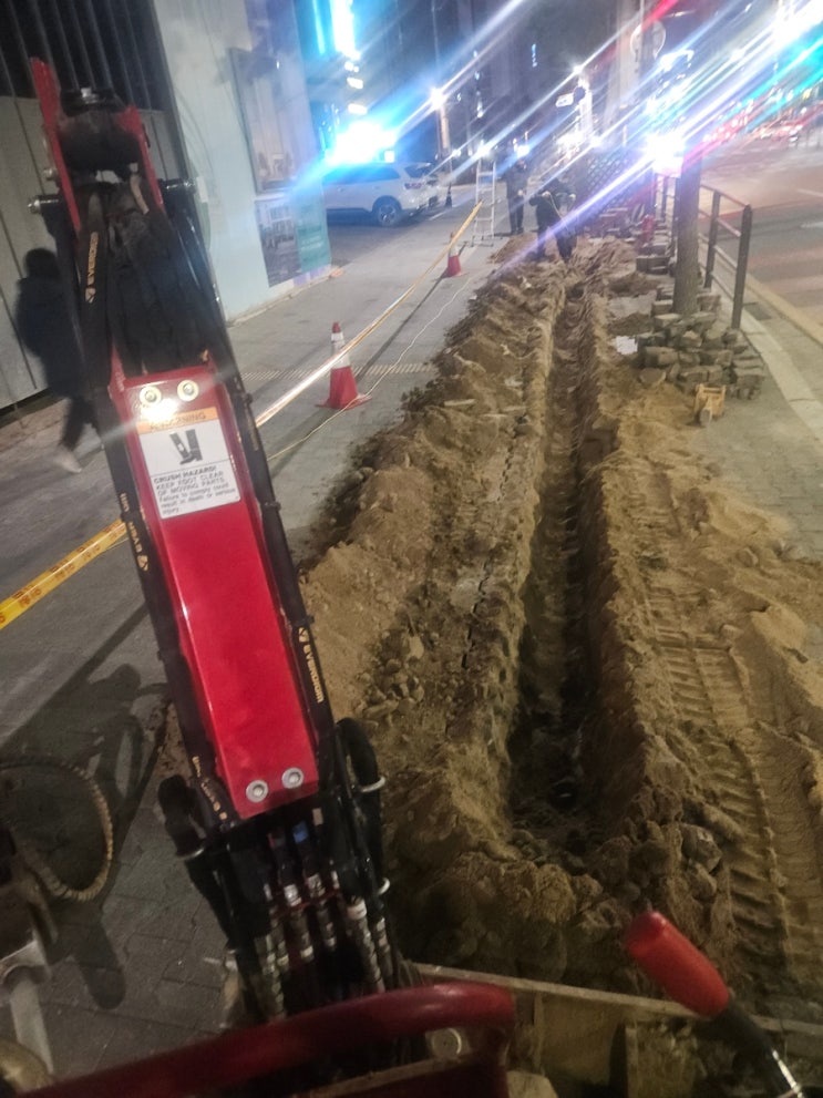  서울미니포크레인 전기선 지중화 보행로인도 블록 터파기 야간 굴착기작업(허니미니중기)