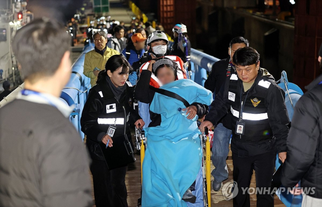 "<b>항해사</b> 휴대폰 보며 딴 짓"...... 태운 <b>여객선</b> 무인도 <b>좌초</b>... 