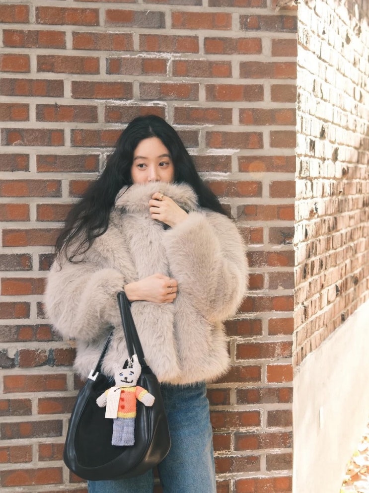  자연스럽게 고급스러운 정려원 퍼자켓 코디
