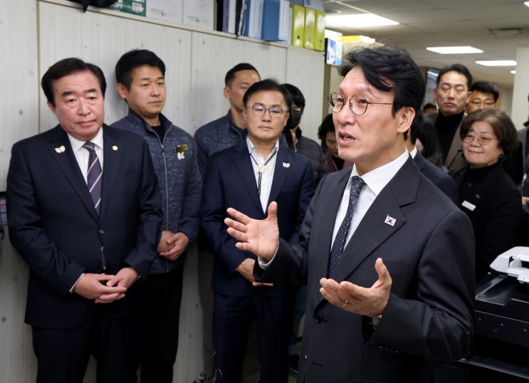 <b>김민석</b> 국무<b>총리</b> 경주시청 <b>격려</b> 방문… <b>APEC</b>성공시킨... 