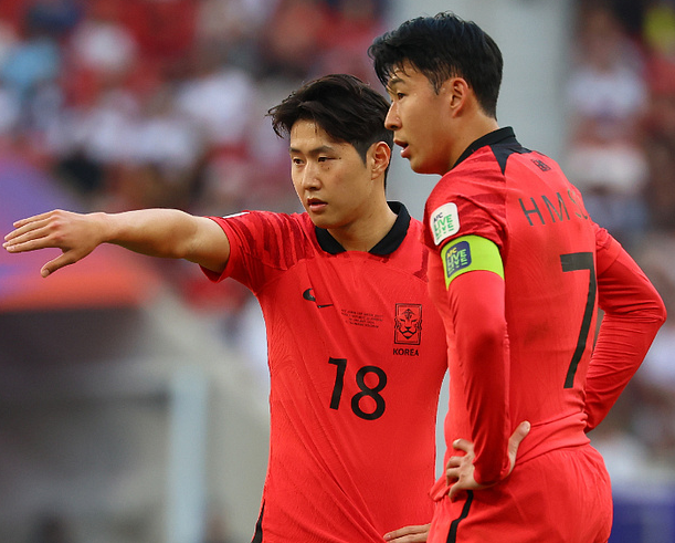  이강인 AFC 국제선수상 수상 PSG의 축하 릴레이