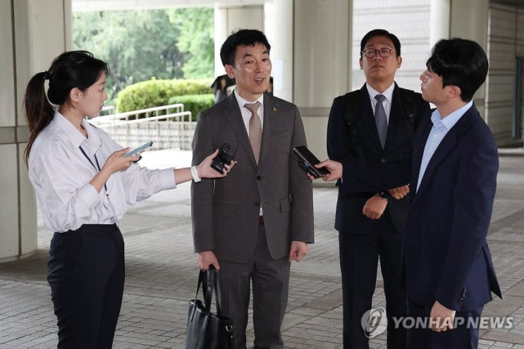 “윤석열 <b>변호인</b> 감치…두 재판부의 다른 판단”