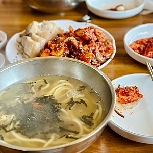 굴보쌈과 멸치 칼국수가 맛있는 충무 칼국수 | 은평구청 맛집