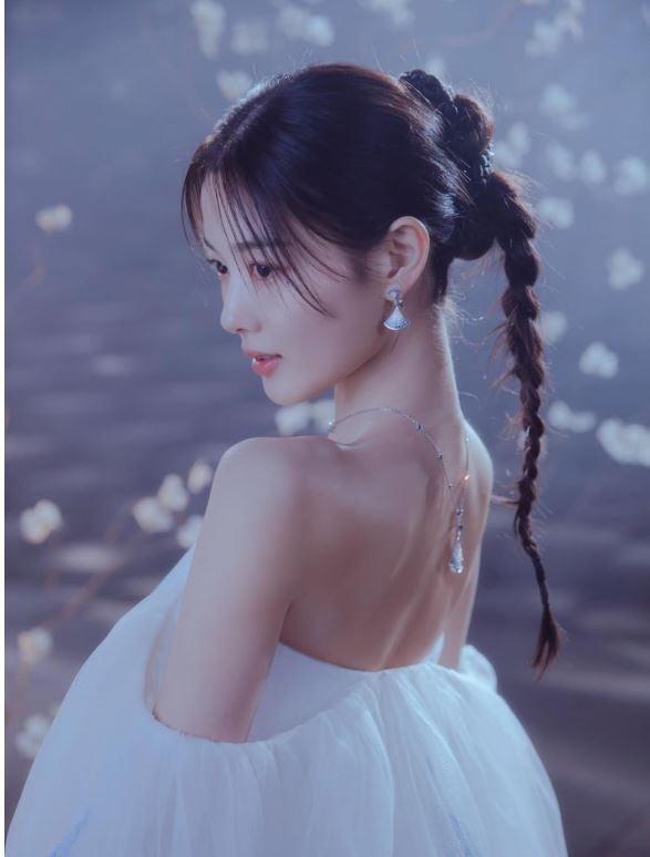 김유정, 과감 오프숄더 드레스에 '워너비 직각어깨+일자쇄골' 눈길