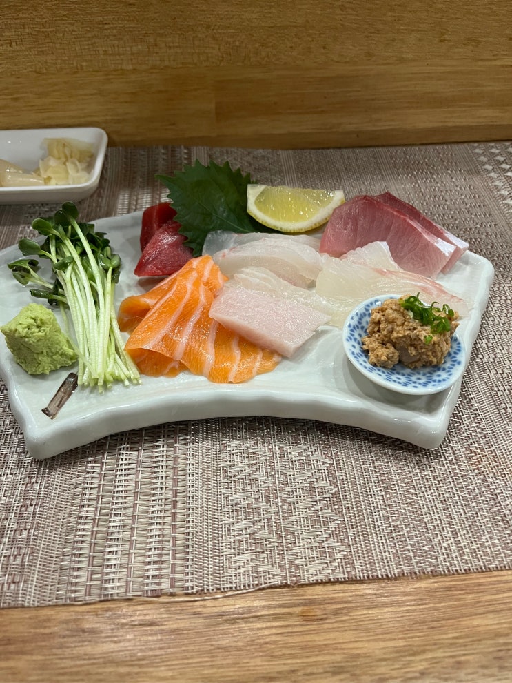  맥북 판 돈으로 사시미 정식 먹기, 눈물이 흐르는 건 떠나보낸 아쉬움 때문인가, 사시미가 입 안에서 녹기 때문인가. (웅배스시)