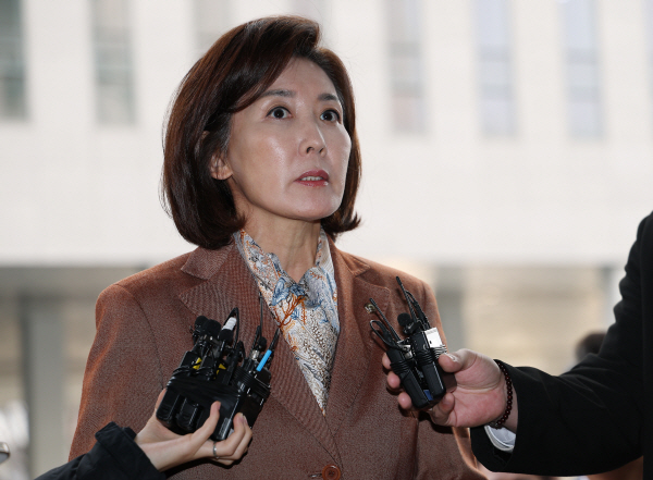 [속보] '<b>패스트트랙</b> 충돌' 1심 <b>나경원</b>·황교안 <b>벌금형</b>, 당선... 