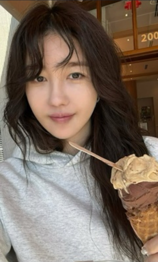   이지아, 갑자기 어려진 비주얼?! LA에서 터진 힙한 후드 패션