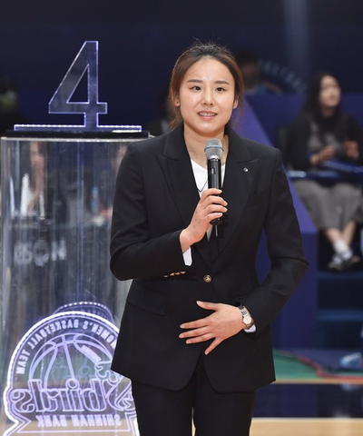 <b>최윤아 감독</b> <b>첫 승</b>의 기쁨과 부담감: 신한은행의 완벽한 경기력