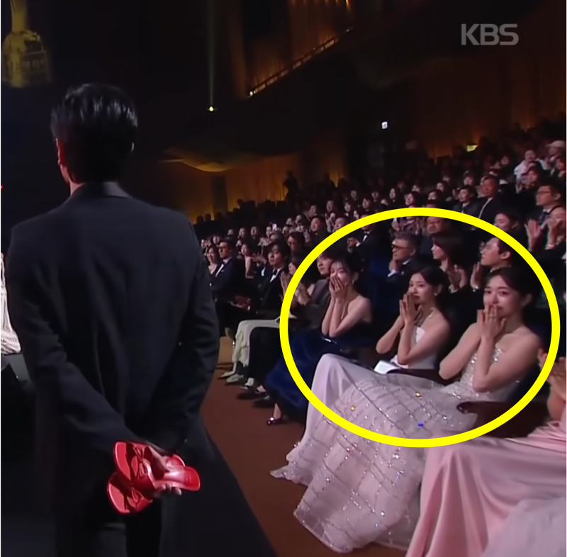 청룡영화제 화사공연..박정민등장에 앞줄 여배우들 입틀막 장면 화제 .jpg
