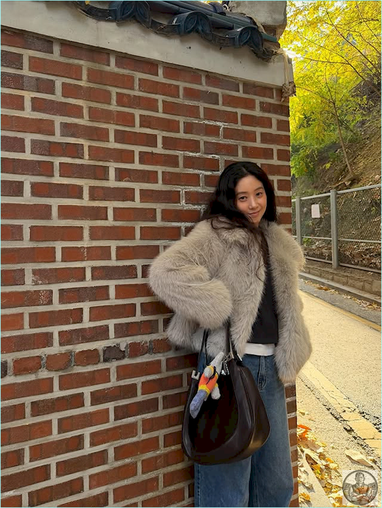  은행나무 길보다 빛나는 려원 패션, 핵심은 인형이다