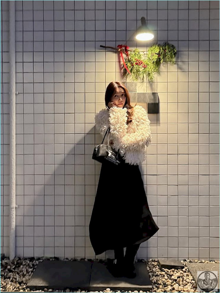  채정안 인스타 난리 난 그 털 옷, 연말 룩 고민 이걸로 종결합니다.