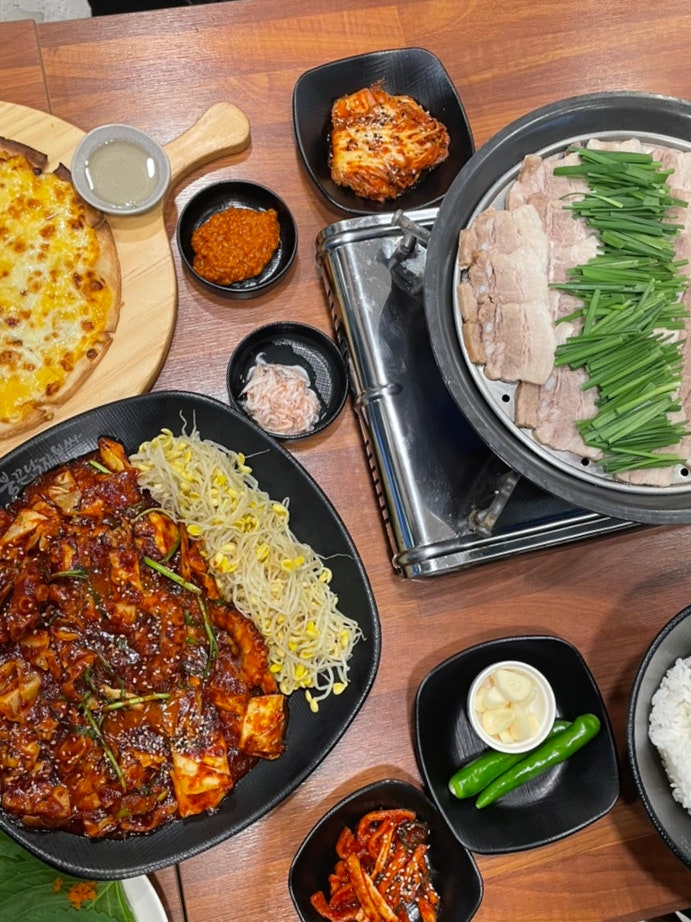  군산 수송동 키즈룸식당 불끈낙지보쌈 군산점 쫄깃 매콤한 낙지볶음 부들부들 기름진 보쌈 매운맛 잡아주는 고르곤졸라피자 모임하기 좋은 군산맛집
