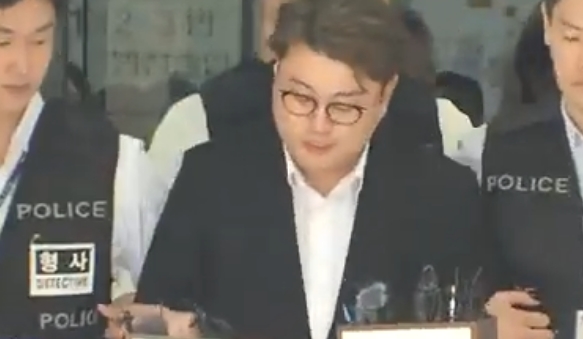 가수 <b>김호중</b> 4000만원 달라 교도관에게 협박 받아
