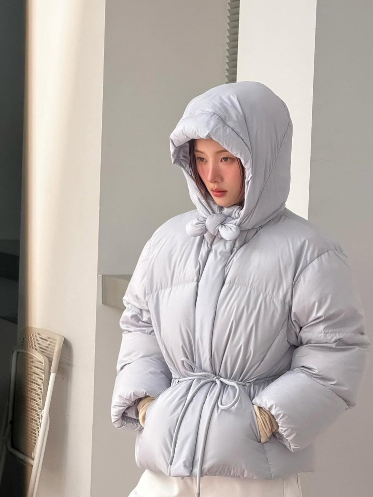  영하의 오늘 날씨 옷차림에 정채연이 입은 온앤온 후드 스트링 구스다운 여성 숏 패딩은 좋은 선택!