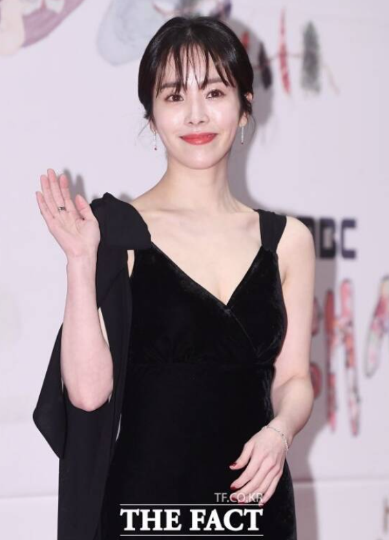   한지민, 청룡영화상 MC… 2년째 이어진 논란? ‘역량 부족’ 평가 왜 나왔을까