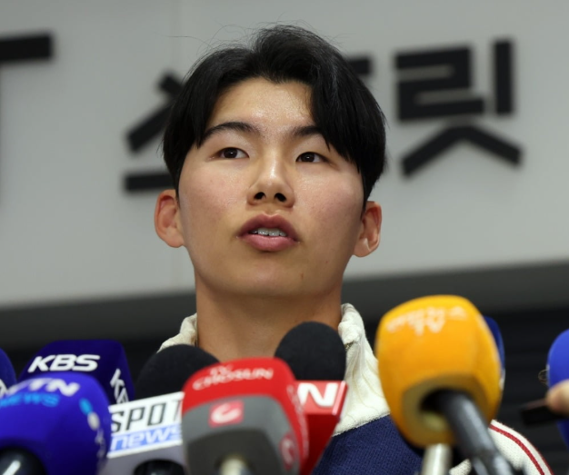 향한 공항 인터뷰 <b>논란</b>, 결국 고개 숙이고 장문의 <b>사과</b>문 게재!