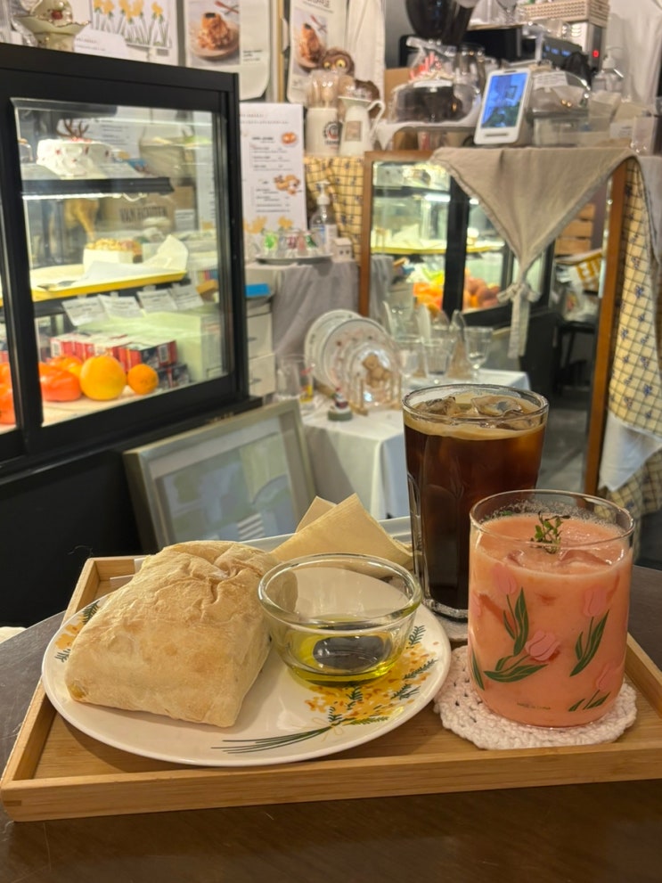  천호 카페 추천｜Cafe.solely (카페솔리) 생과일 토마토주스 맛집! 디저트·소품·분위기 모두 갖춘 신상 천호 카페!