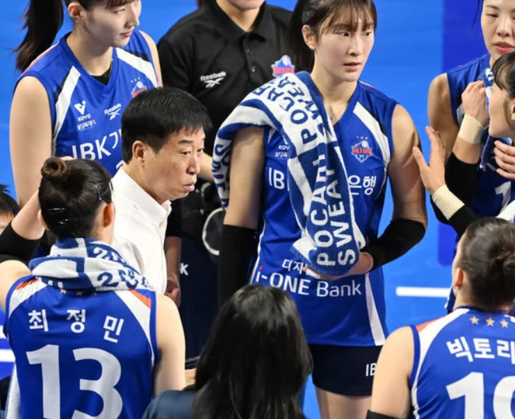 IBK <b>김호철 감독</b> 전격 자진<b>사퇴</b>! IBK, 여오현 <b>감독</b>대행 카드... 