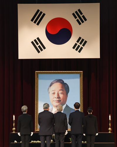 <b>김현철</b>, <b>YS</b> 10주기 <b>추모식</b> 두고 민주당 직격…“개미 새끼 한... 