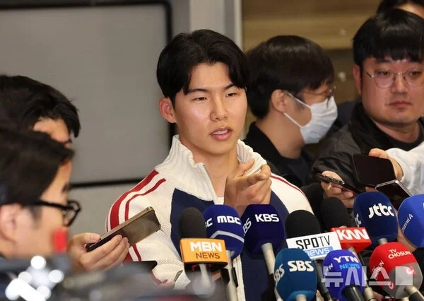 "변명의 여지 없다" <b>김혜성</b>, 공항 태도 <b>논란 사과</b>… 7년 <b>빚투</b>의... 