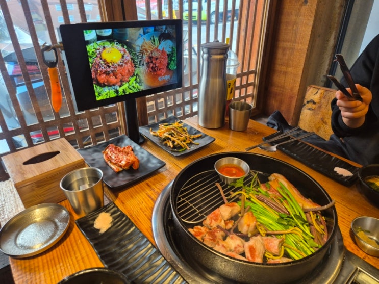  공덕역 삼겹살 경의선숲길 맛집 '고기꾼김춘배' 점심 후기