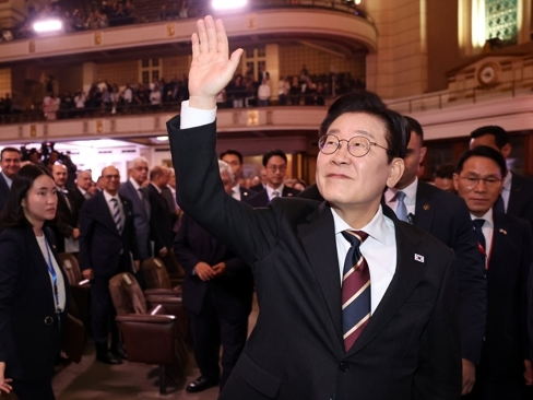 <b>이재명</b> 대통령, 남아공 도착해 <b>G20</b> 정상<b>회의</b> 참석과 AI 포용성장