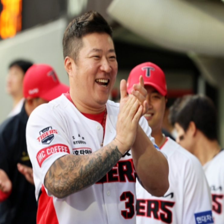 기아 FA 최형우에게 2개팀이 관심을 보인다?? 에이 설마 기아가 최형우까지 뺏길까?? 그럼 내년 챔필에...그래도 잡겠지!!