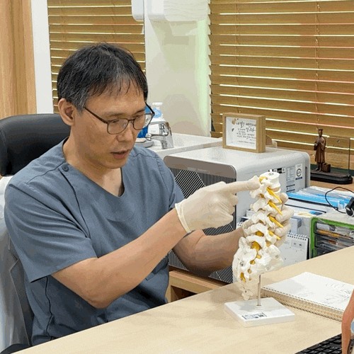 The reason your back hurts after excessive or strenuous work — 본문 그림