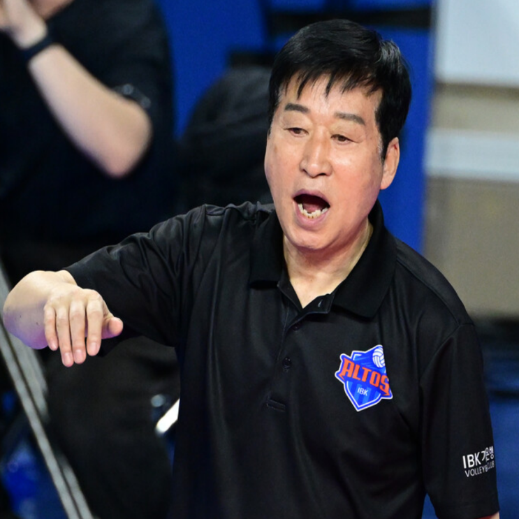 IBK 김호철 감독 결국 자진사퇴 엔딩!! 컵대회 우승 후 리그 우승후보로 불렸던 팀이 1승 8패가 된 성적부진 책임!! 이소영 김하경 킨켈라 부상이 원인, 세터 육성 시급!!