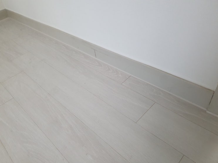  부산 사상구 학장동 아파트 마루 걸레받이 몰딩 실리콘 재시공