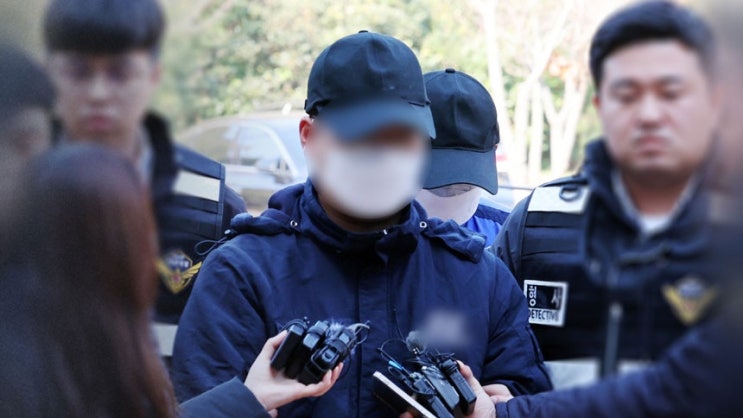 "휴대전화 보느라" 대형 <b>여객선 좌초</b>시킨 일등항해사·조타수 <b>구속</b>