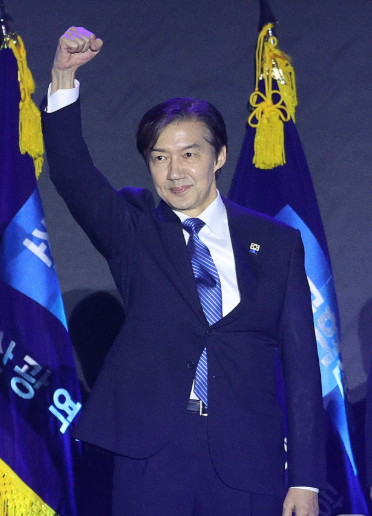 "찬성률 98%?" <b>조국</b>, 당<b>대표</b> 복귀!'<b>혁신당</b>'이라는 이름 아래... 