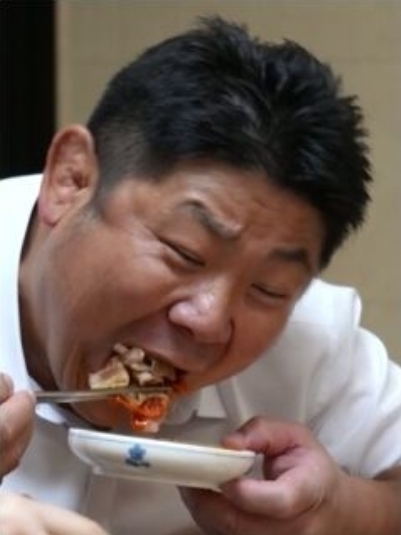   유도 감독 황희태, 프릴 앞치마 입고 ‘마법 소녀’ 변신?! 전완근으로 삼겹살 산 쌓은 사당귀 레전드 먹방